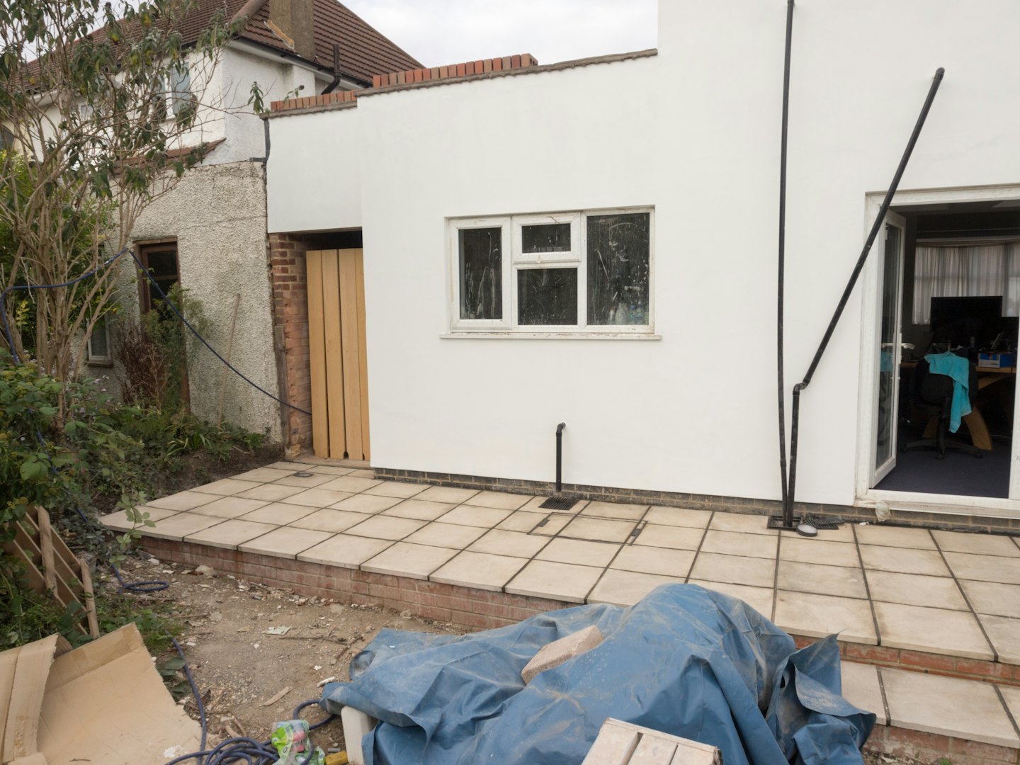 Estensione di un edificio residenziale in costruzione con una nuova area patio.